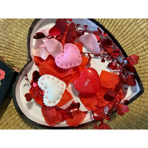 Be Mine Valentine’s Day heart gift set - Picture 2 of 9